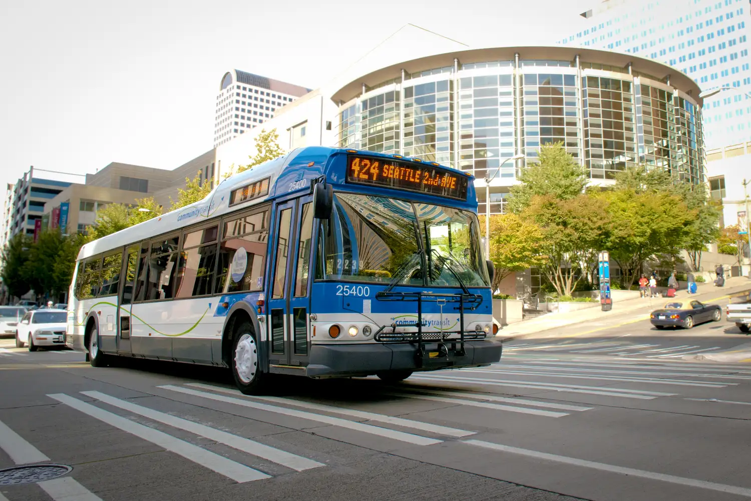 A picture of a bus in downtown Seattle. The headsign says 424.