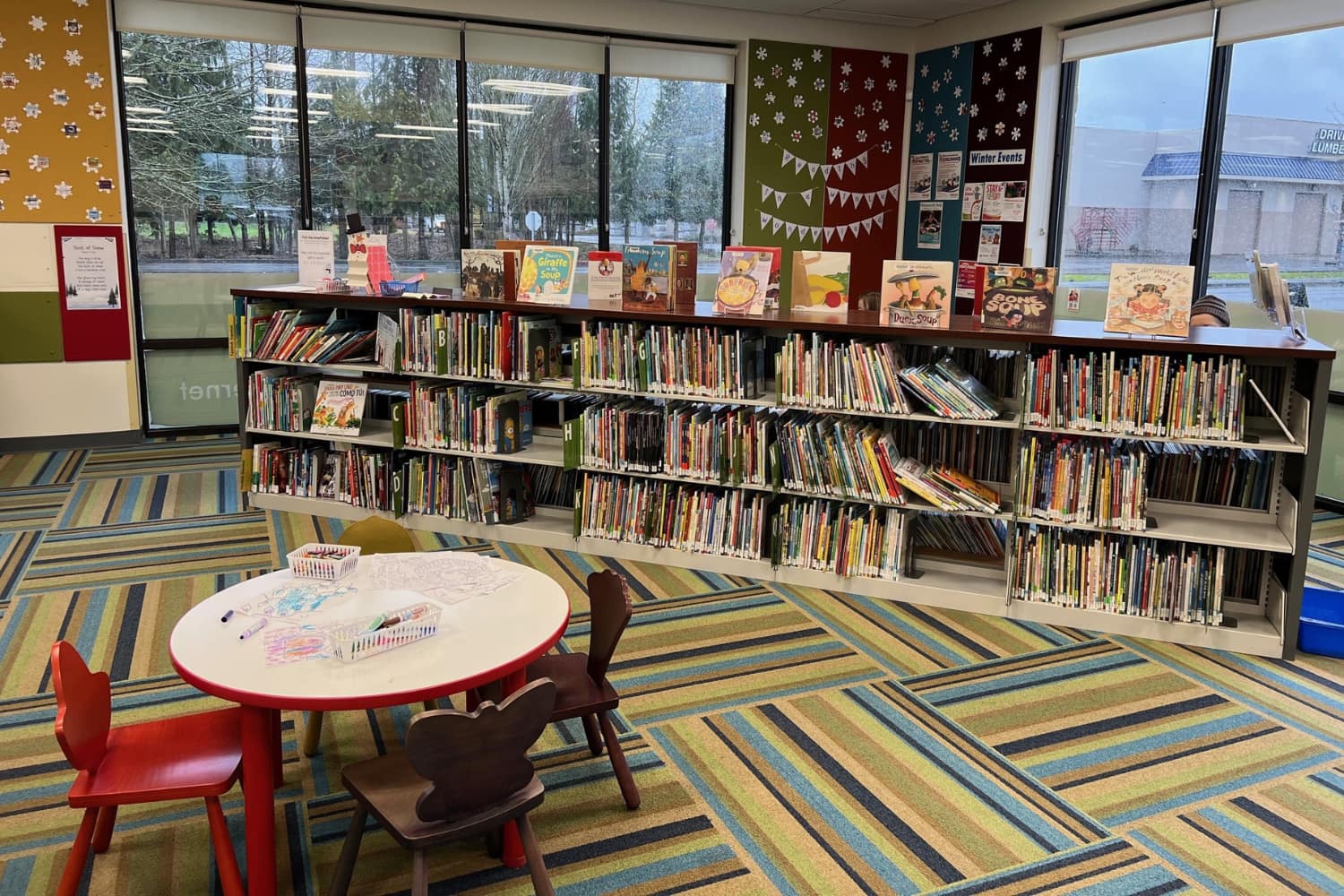 A picture of book shelves in the library.