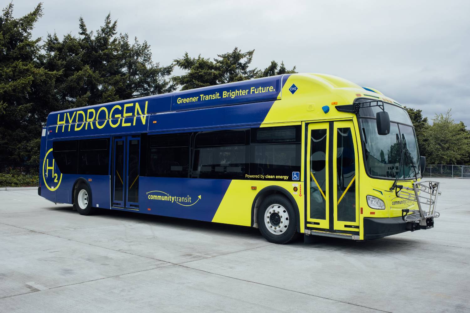 Profile view of Community Transit's Hydrogen Fuel Cell Electric Bus. It is dark blue and yellow green.