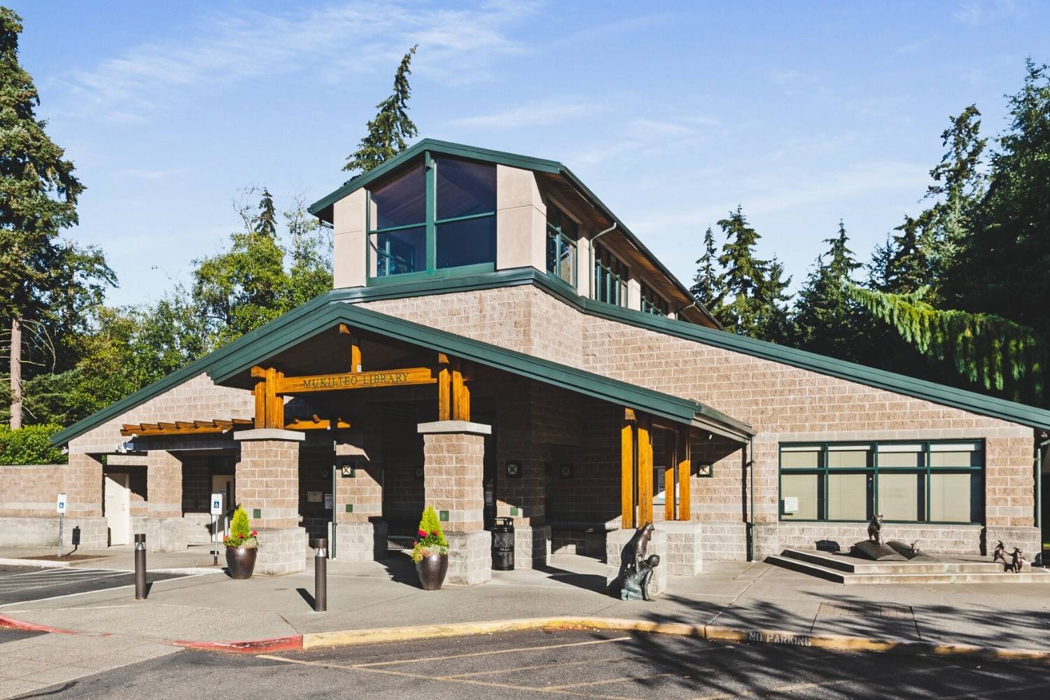 A picture of the outside of the Mukilteo Library.