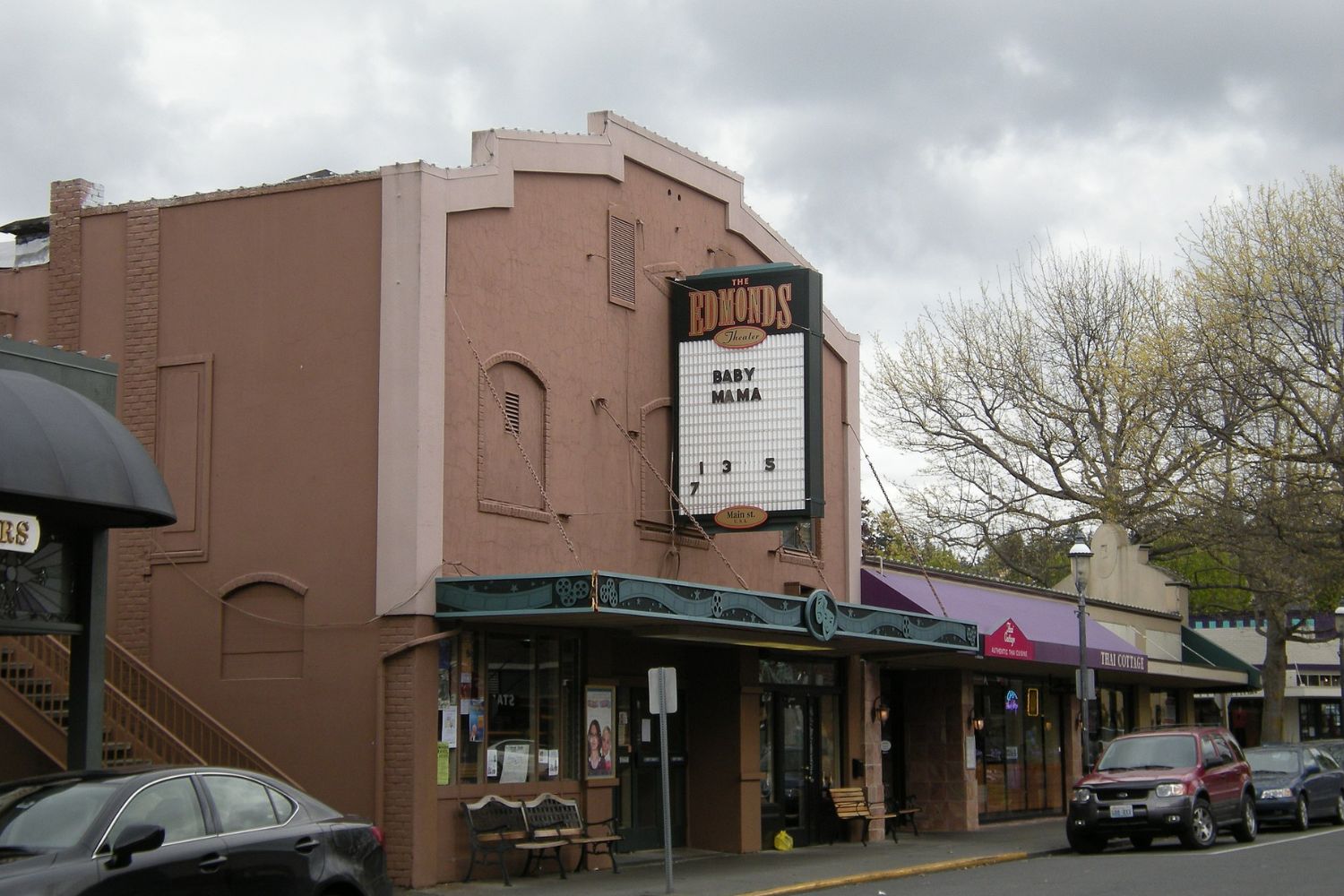 Edmonds Theater, Joe Mabel, CC BY-SA 3.0 <http://creativecommons.org/licenses/by-sa/3.0/>, via Wikimedia Commons