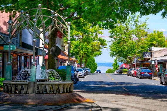 An image of a water fountain in downtown Edmonds, WA