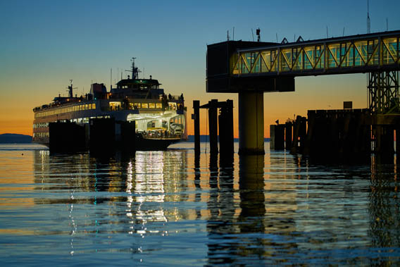 An image of the ferry at sunset in Edmonds, WA
