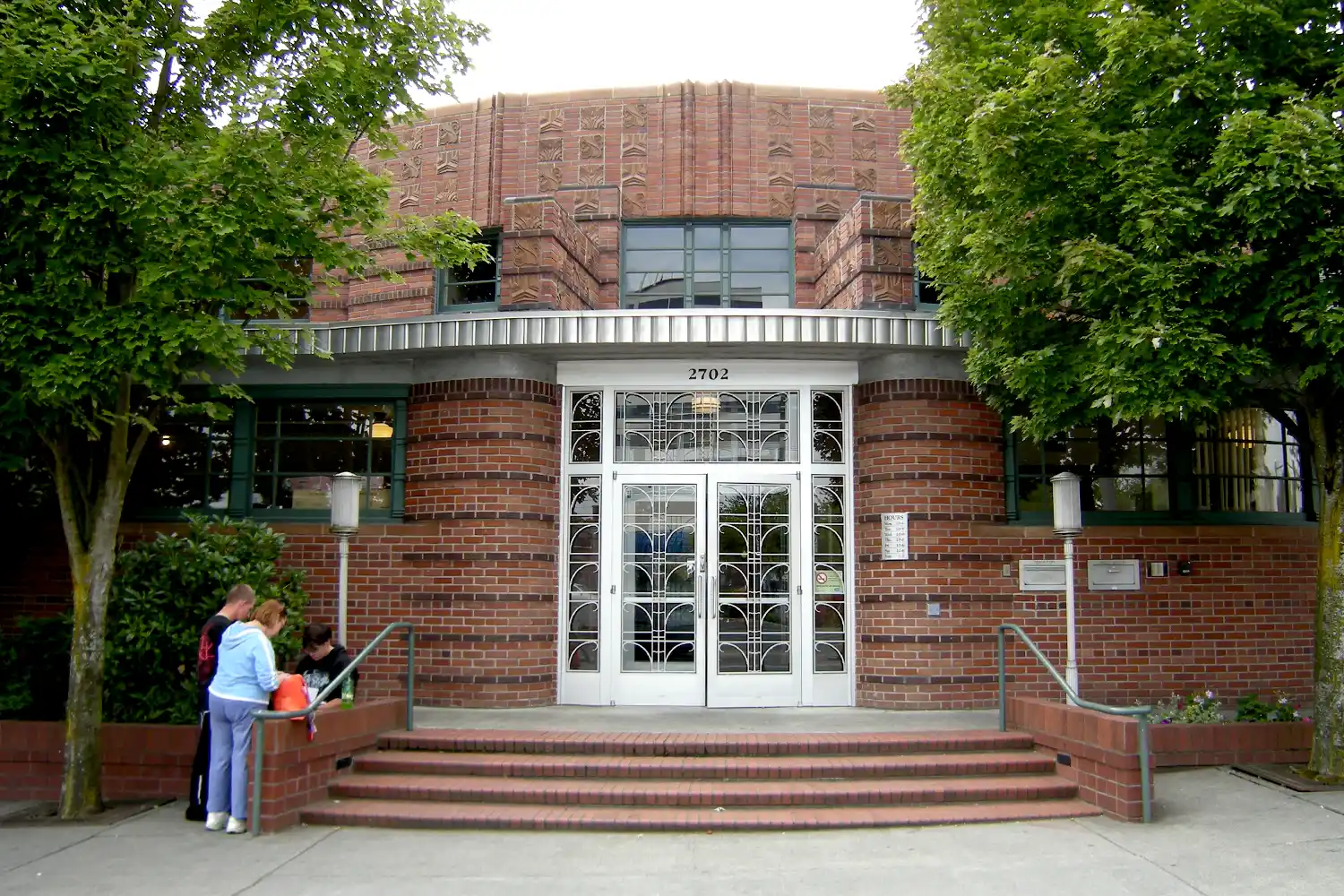 Everett Public Library front entrance. photo credit: Joe Mabel, Wikimedia Commons