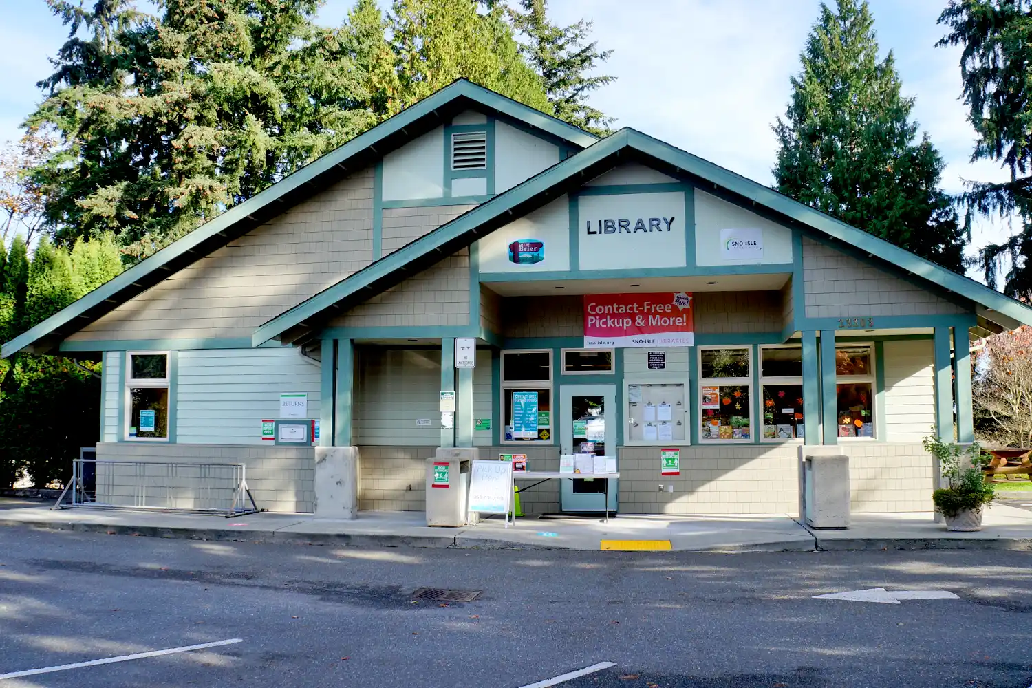 the Brier Library building. photo credit: SounderBruce, Wikimedia Commons