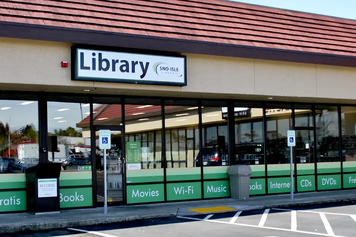 the Mariner Library building. photo credit: SounderBruce, Wikimedia Commons