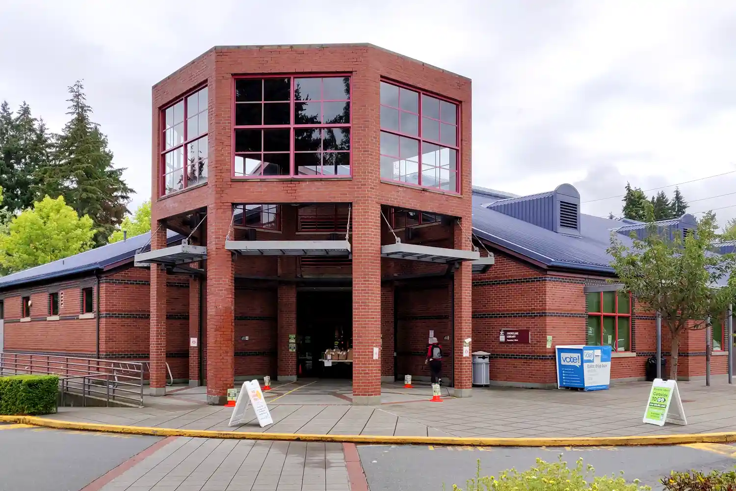 the Shoreline Library building. photo credit: Ragesoss, Wikimedia Commons